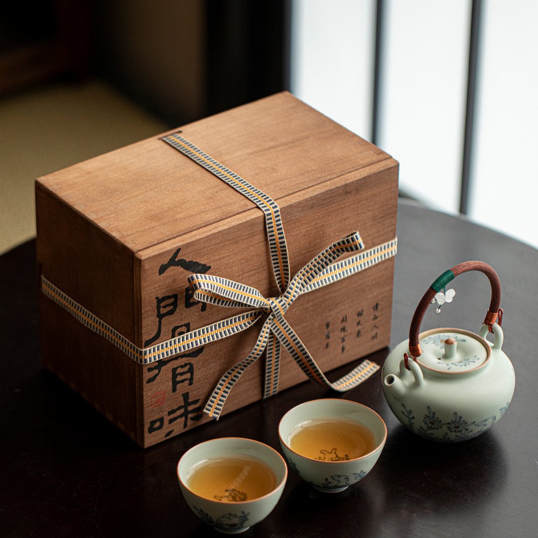 Underglaze Blue Porcelain Teapot Set with Cups – Chinese Tea Set in Wooden Gift Box