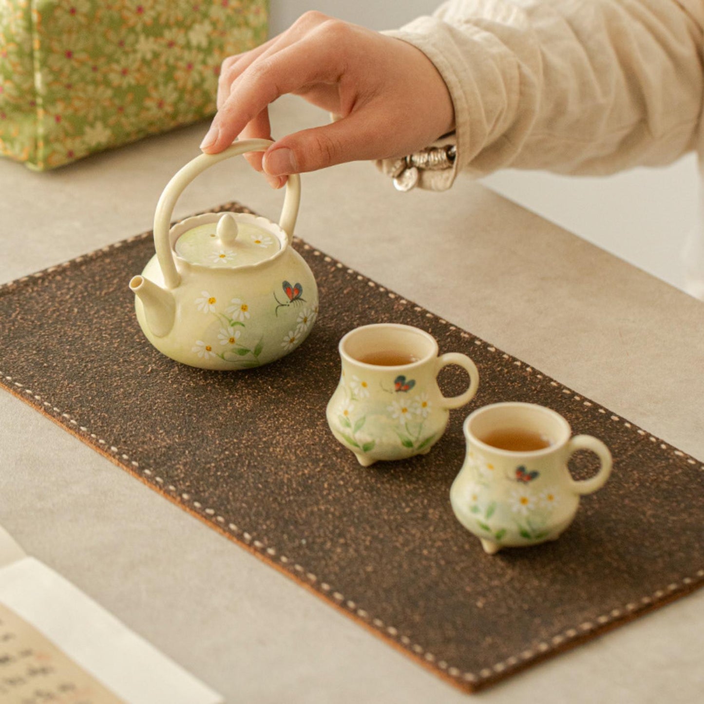 Hand-Painted Oil Daisy Ceramic Tea Set – 150ml Teapot, 2 Cups & Portable Carrying Pouch, Ideal for Afternoon Tea, Office & Gifts