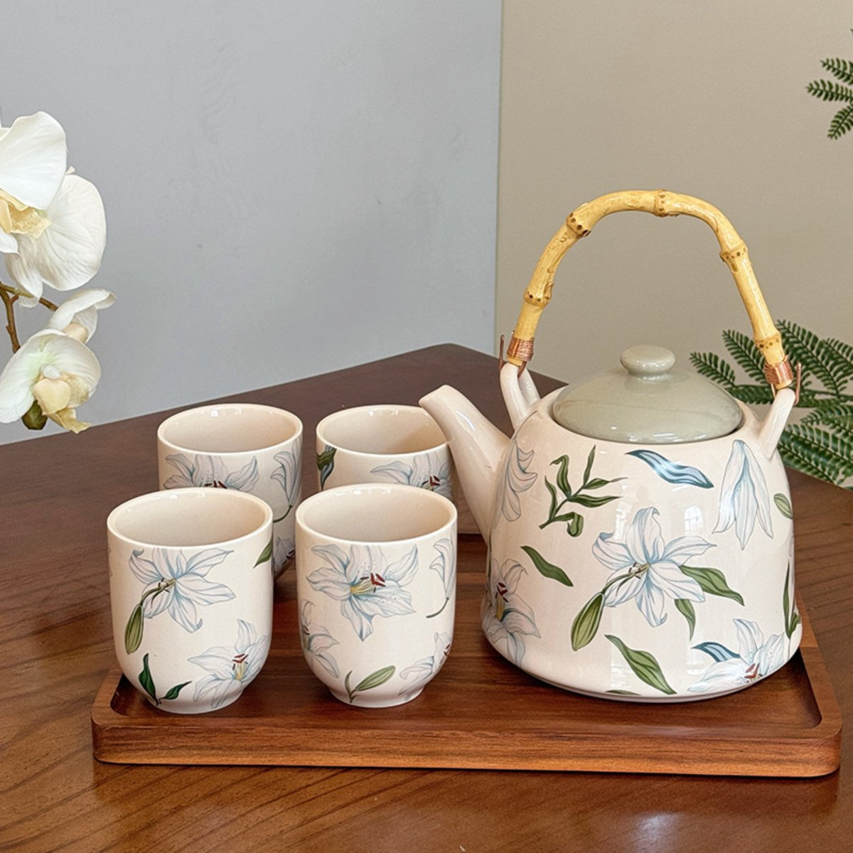 Lily Blossom Chinese Tea Set Gift Box with Teapot, 4 Cups & Wooden Tray, Porcelain Tea Set with Carry Bag