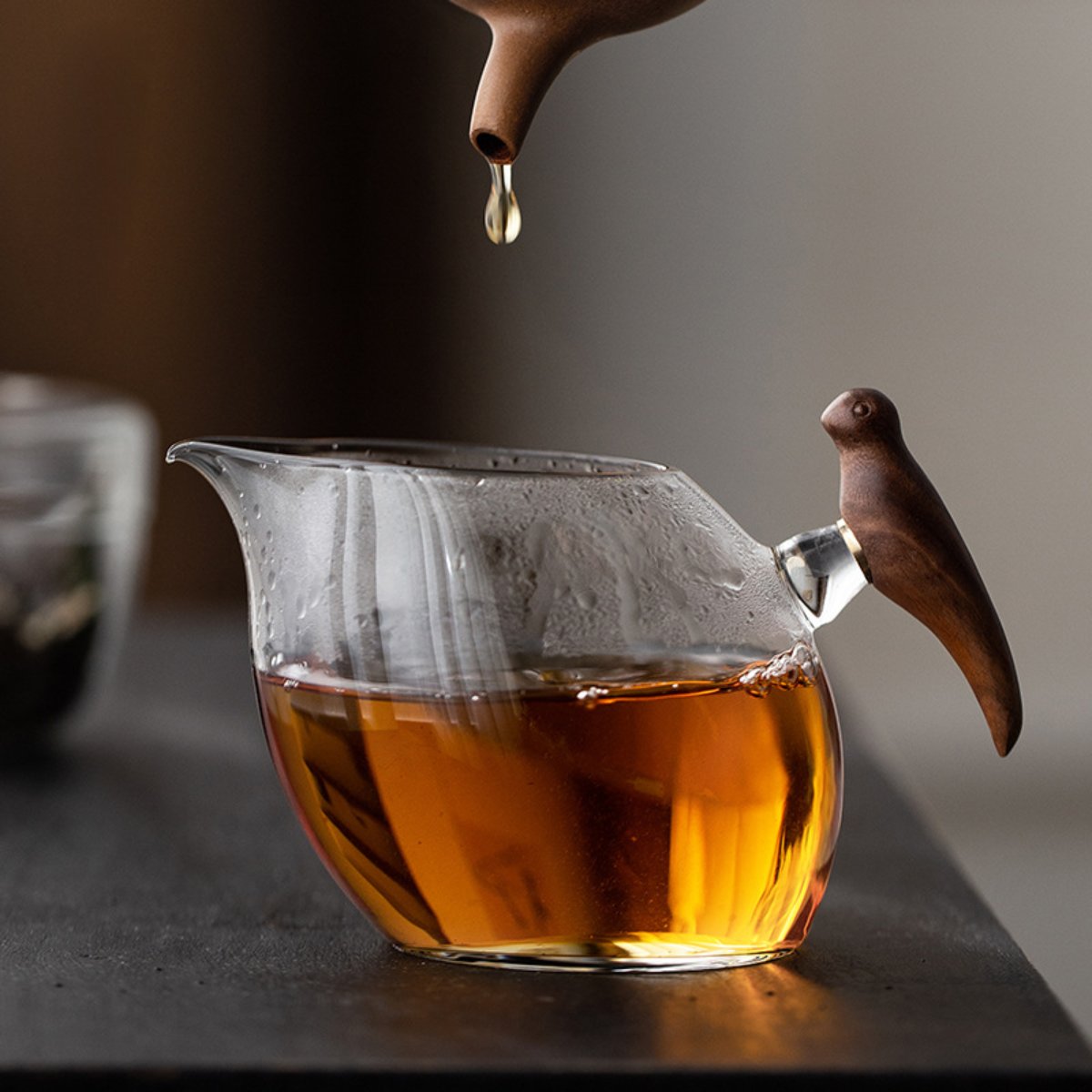 Joyful Brow Japanese-Style Glass Fairness Cup with Wooden Handle – High Borosilicate Tea Pitcher