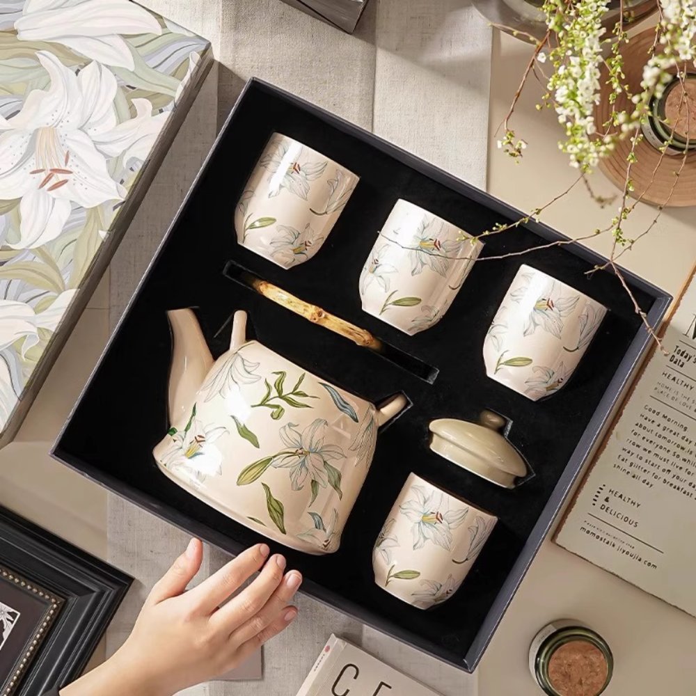 Lily Blossom Chinese Tea Set Gift Box with Teapot, 4 Cups & Wooden Tray, Porcelain Tea Set with Carry Bag