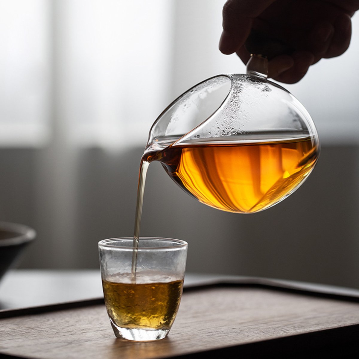 Joyful Brow Japanese-Style Glass Fairness Cup with Wooden Handle – High Borosilicate Tea Pitcher