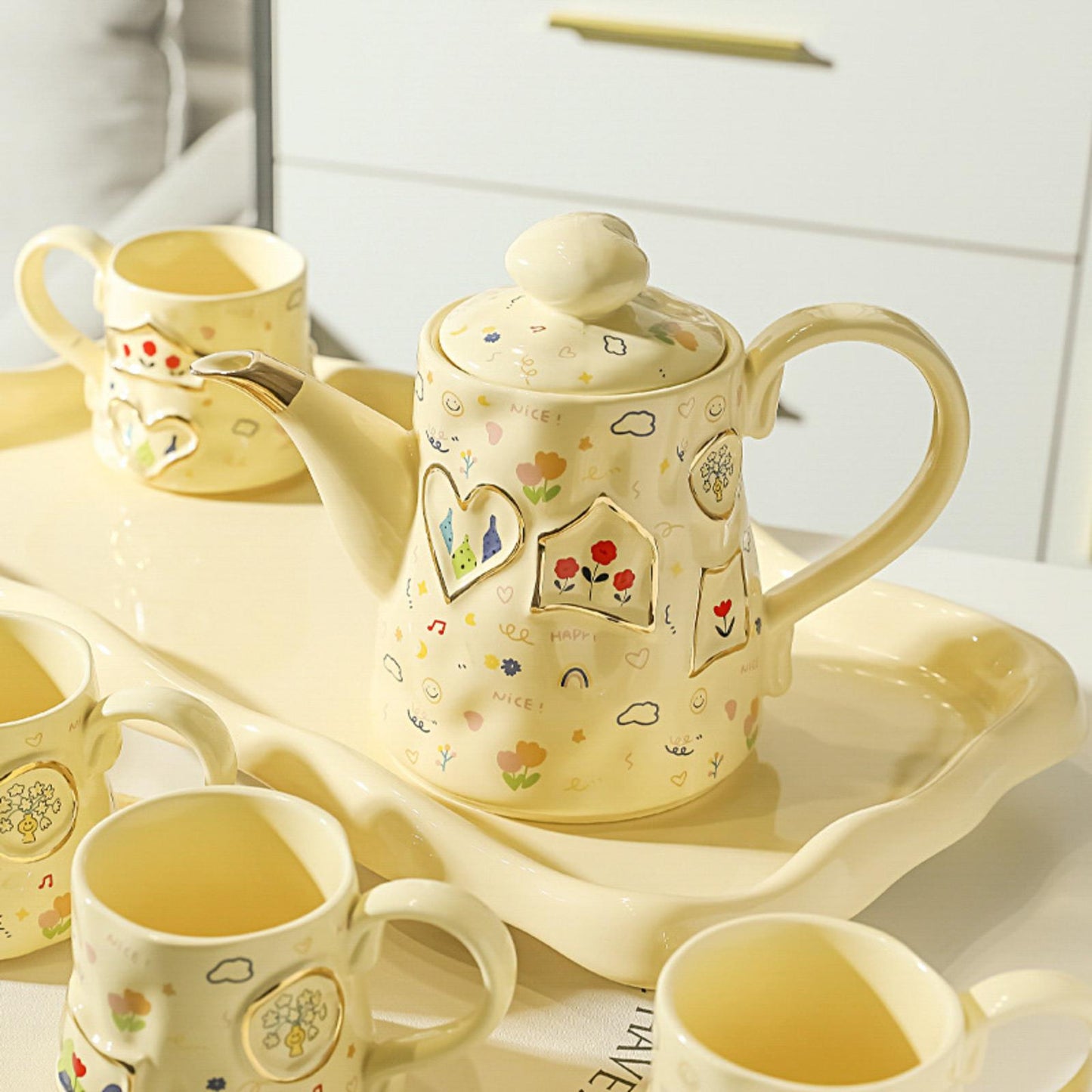 Cream-Style 8-Piece Tea Set – Floral & Graffiti Design, Heart-Peach Lid, 980ML Teapot, 300ML Cups, Tray